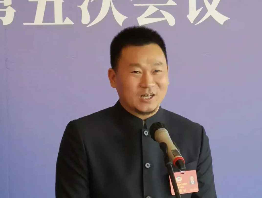 为进一步展示市政协团结、民主、开放、自信的形象，向市民和网友展示政协委员的履职风采，中山市政协十二届五次会议在2月4日上午开幕前开设“委员通道”，市政协委员、雷竞技官方版网站登录入口-雷竞技(中国)公司总经理陈朝阳走进“委员通道”，回应社会关切的问题。他就如何做好城市应急管理规划的问题进行发言，并回答记者提问。.jpg